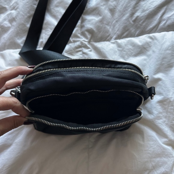 Lululemon Everywhere crossbody bag 2L - Black - Picture 1 of 4